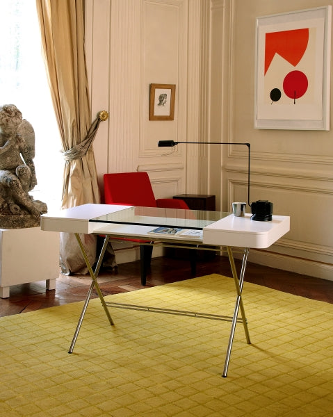Bureau Cosimo blanc mat et verre, piètement chromé dans un intérieur parisien