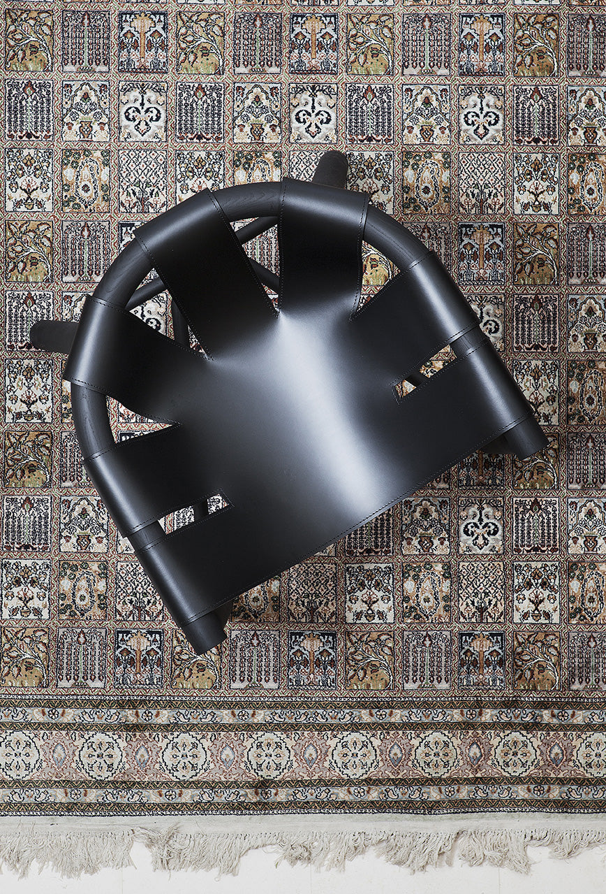 Chaise Ninna en cuir noir vue d'en haut design Carlo Contin éditée par Adentro Paris