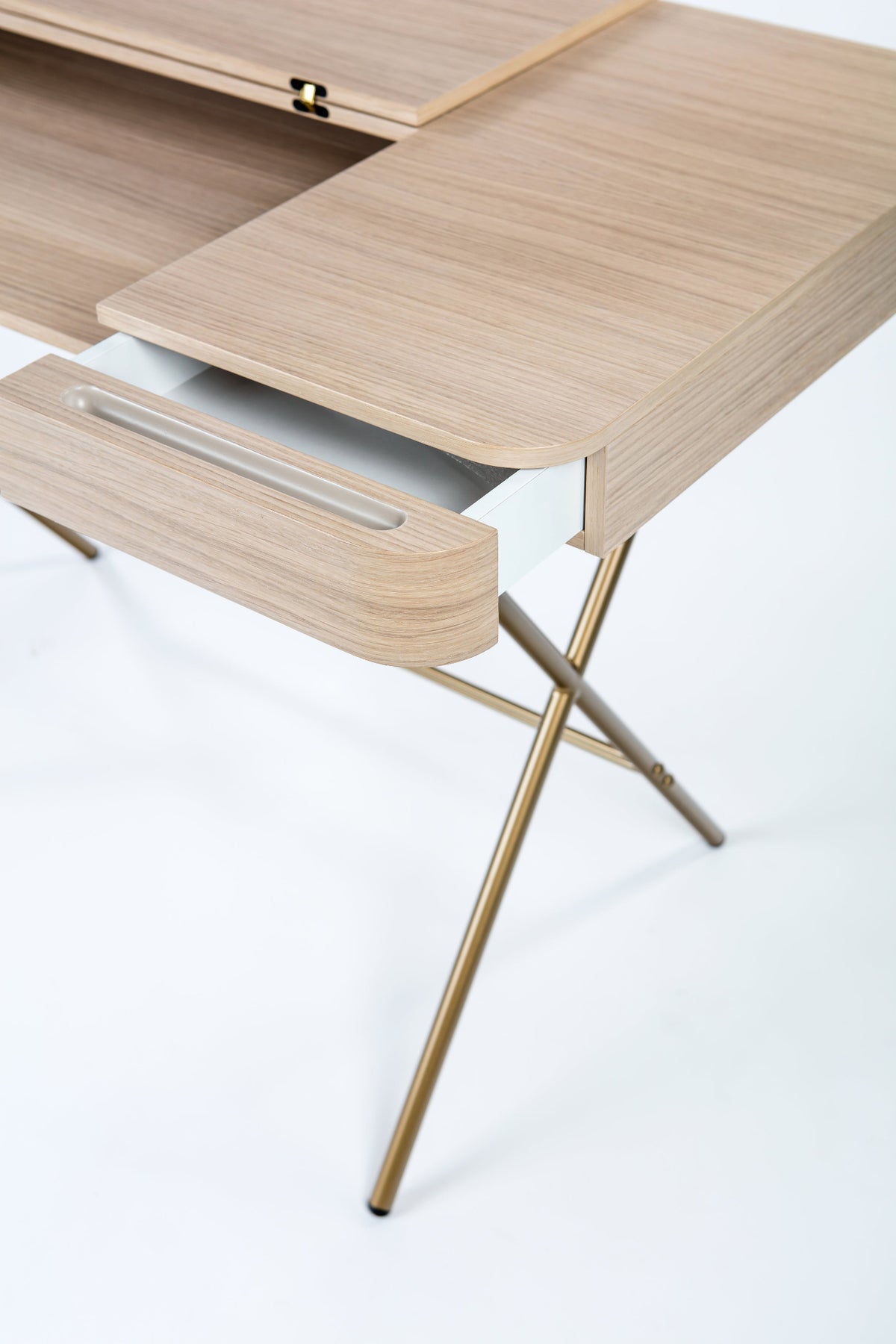 Tablette relevée et tiroir ouvert, bureau Cosimo en chêne clair naturel, piètement laqué doré