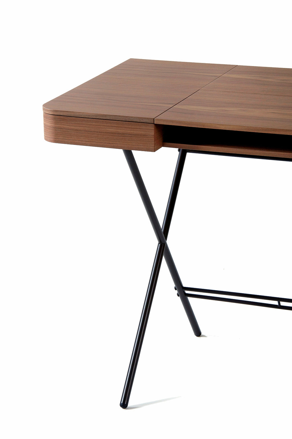 Angle arrondi et tiroir du bureau Cosimo en noyer canaletto, piètement bronze foncé mat