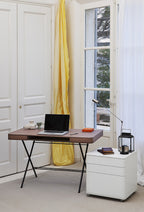 Bureau Cosimo en noyer canaletto et caisson Cosimo blanc dans un intérieur parisien classique