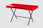 Bureau Cosimo laqué rouge brillant, piètement bronze foncé mat, vue de trois quarts