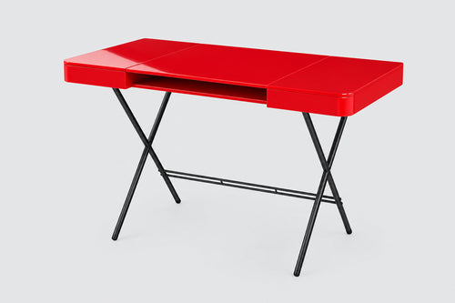 Bureau Cosimo laqué rouge brillant, piètement bronze foncé mat, vue de trois quarts
