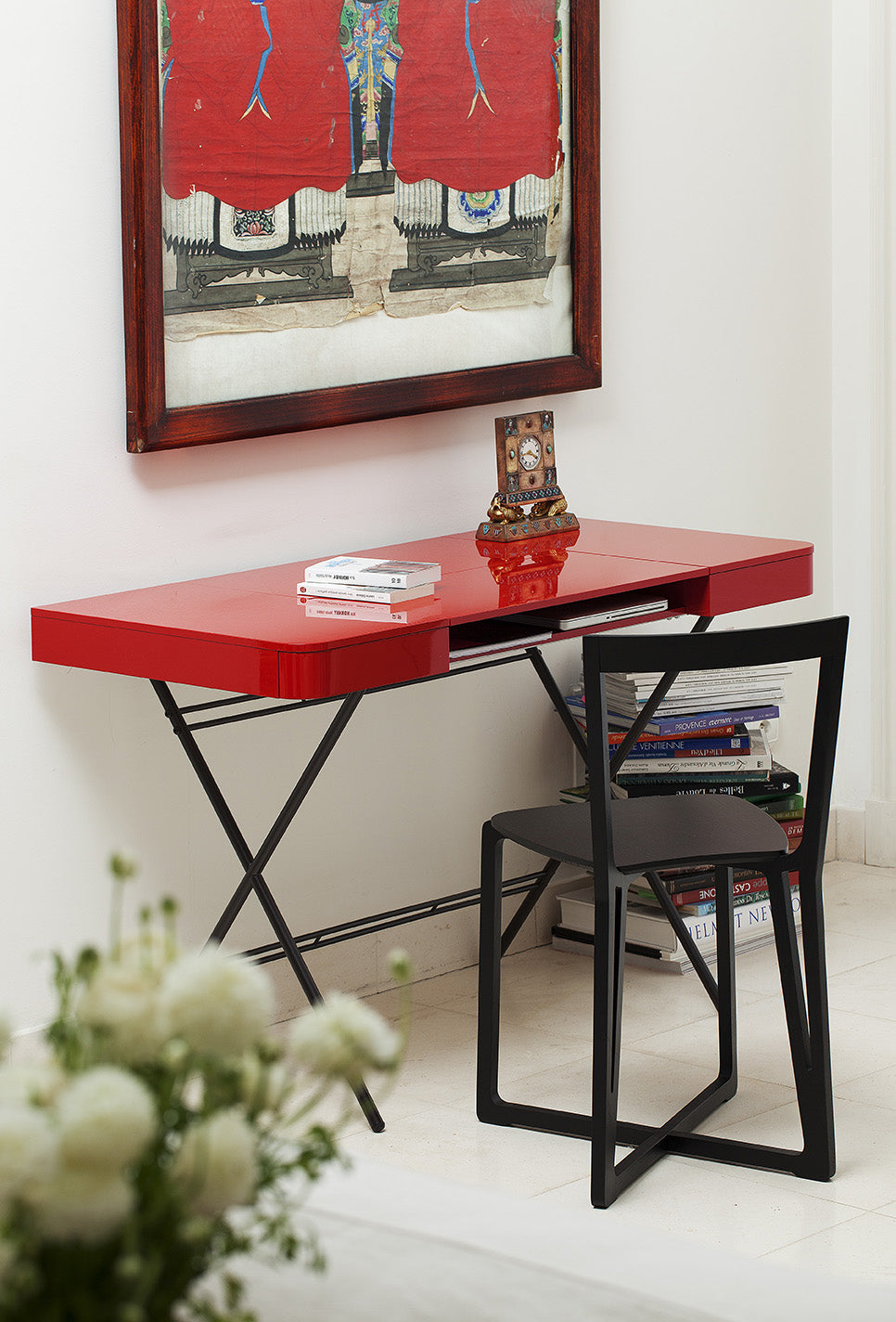 Bureau Cosimo laqué rouge brillant en situation, avec une chaise noire, design Marco Zanuso Jr