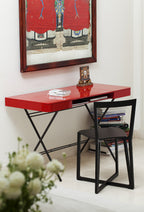 Bureau Cosimo laqué rouge brillant en situation, avec une chaise noire, design Marco Zanuso Jr