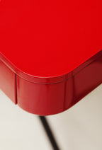 Détail de l'angle arrondi du bureau Cosimo laqué rouge brillant