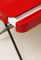 détail du tiroir ouvert du bureau Cosimo laqué rouge brillant, piètement bronze foncé mat