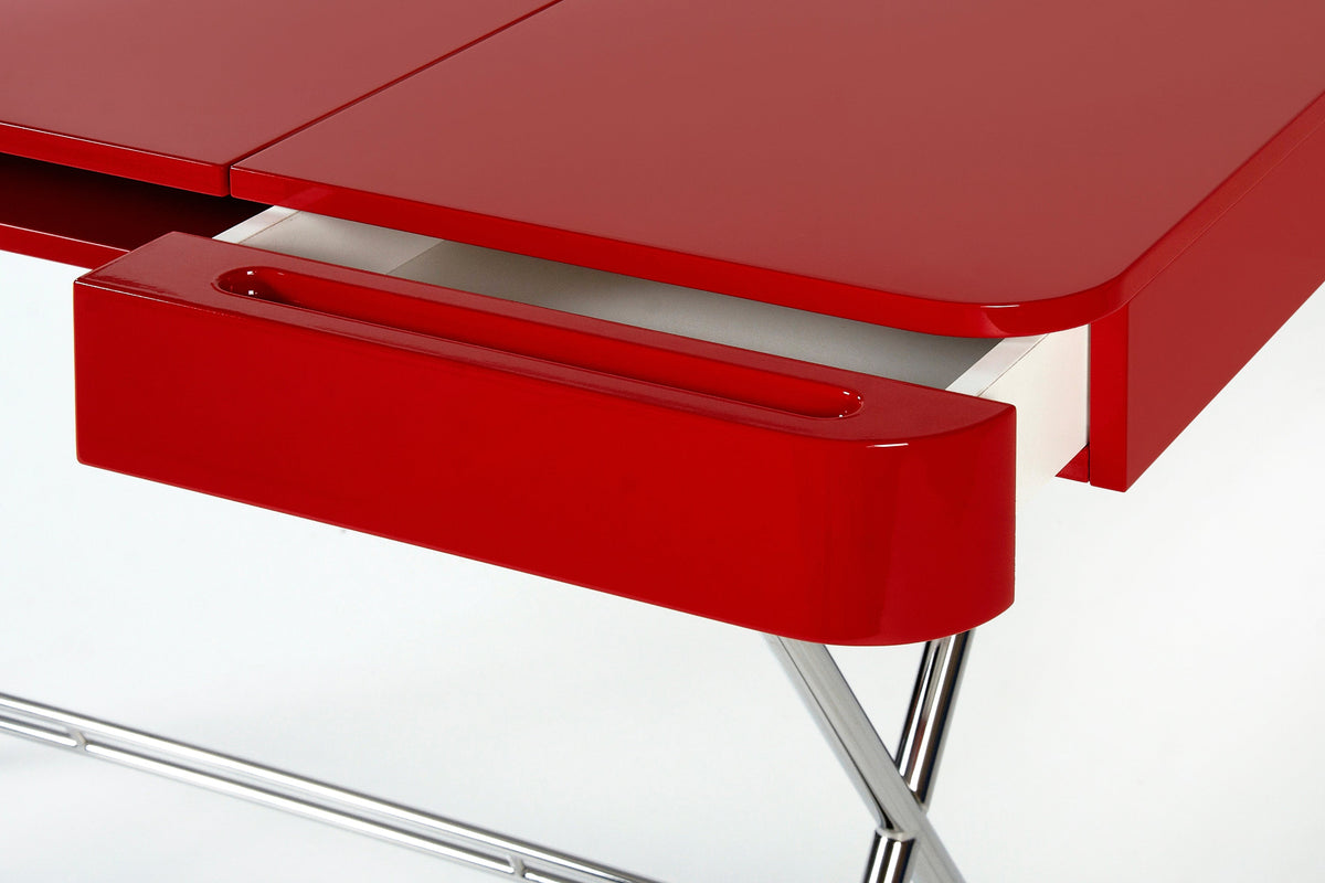 Détail du tiroir ouvert et de l'angle arrondi, bureau Cosimo laqué rouge brillant