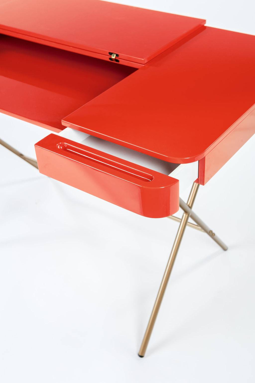Bureau Cosimo laqué rouge brillant, tablette ouverte, piètement doré