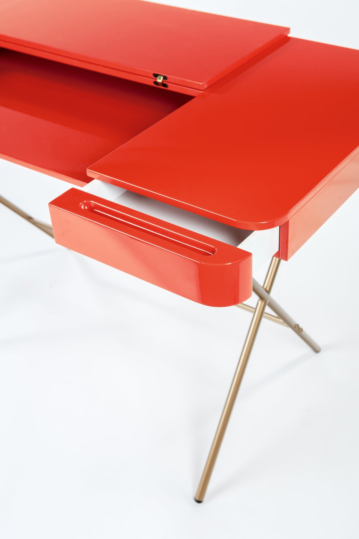 Bureau Cosimo laqué rouge brillant, tablette ouverte, piètement doré