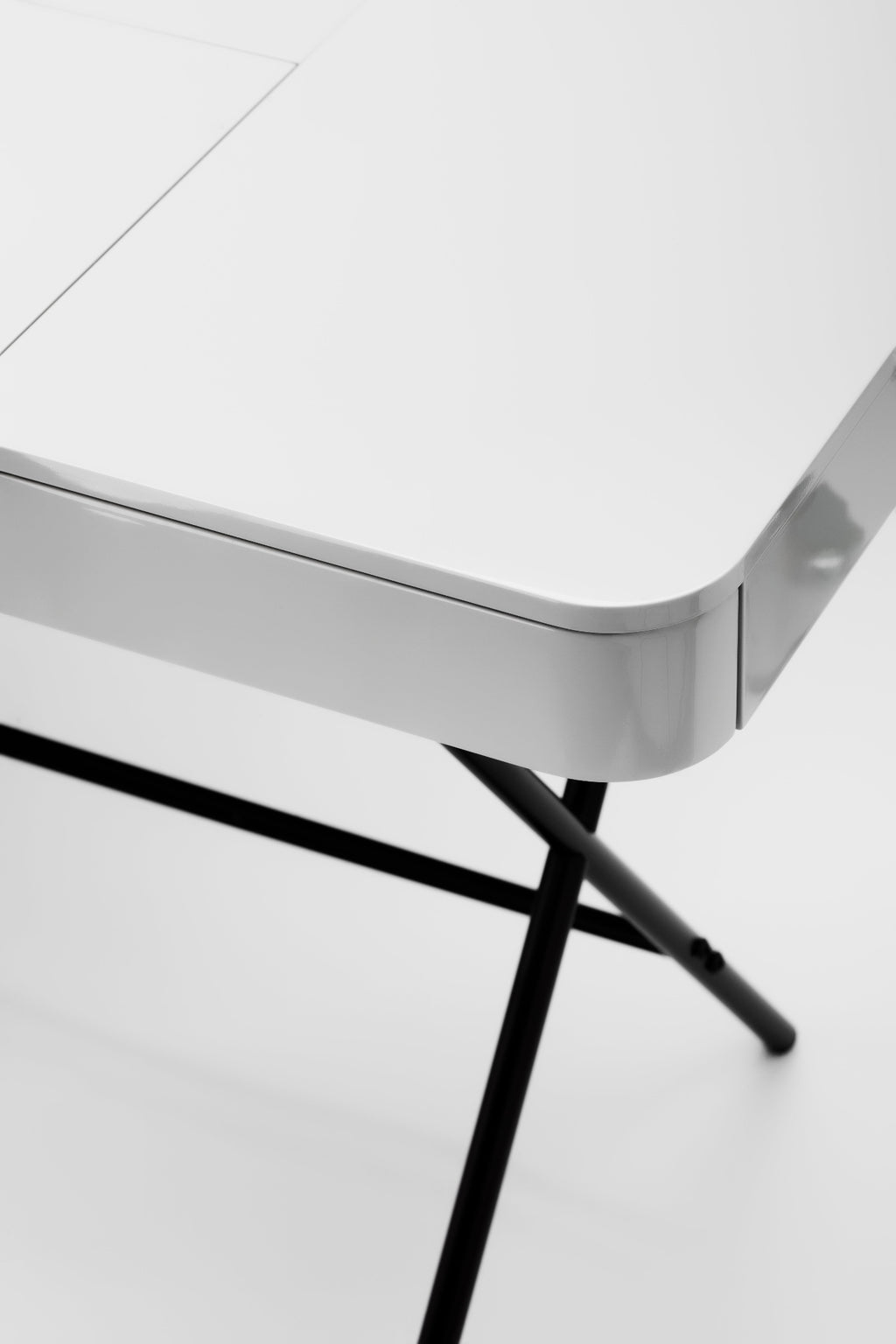 Détail de l'angle arrondi, bureau Cosimo laqué gris brillant, piètement bronze foncé mat