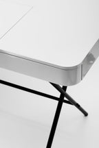 Détail de l'angle arrondi, bureau Cosimo laqué gris brillant, piètement bronze foncé mat