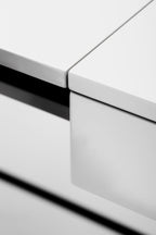 Détail de la jonction entre tablette et tiroir, bureau Cosimo laqué gris brillant