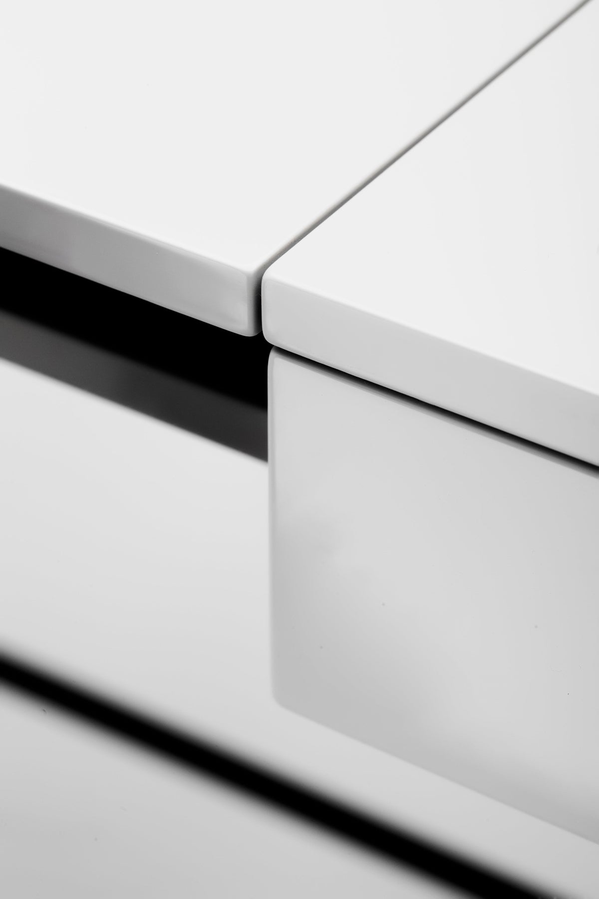 Détail de la jonction entre tablette et tiroir, bureau Cosimo laqué gris brillant
