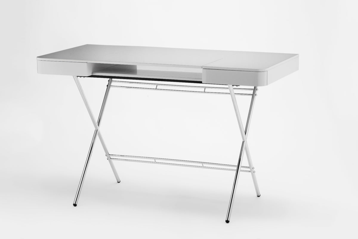 Bureau Cosimo laqué gris brillant, piètement chromé, vue de trois quarts