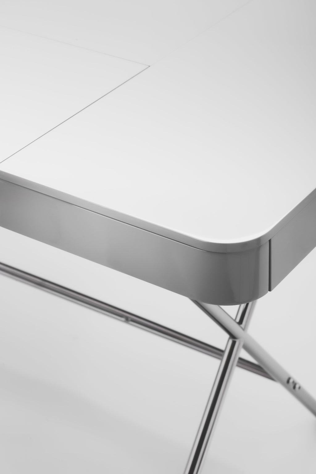 Détail de l'angle arrondi, bureau Cosimo laqué gris brillant, piètement chromé