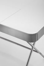 Détail de l'angle arrondi, bureau Cosimo laqué gris brillant, piètement chromé