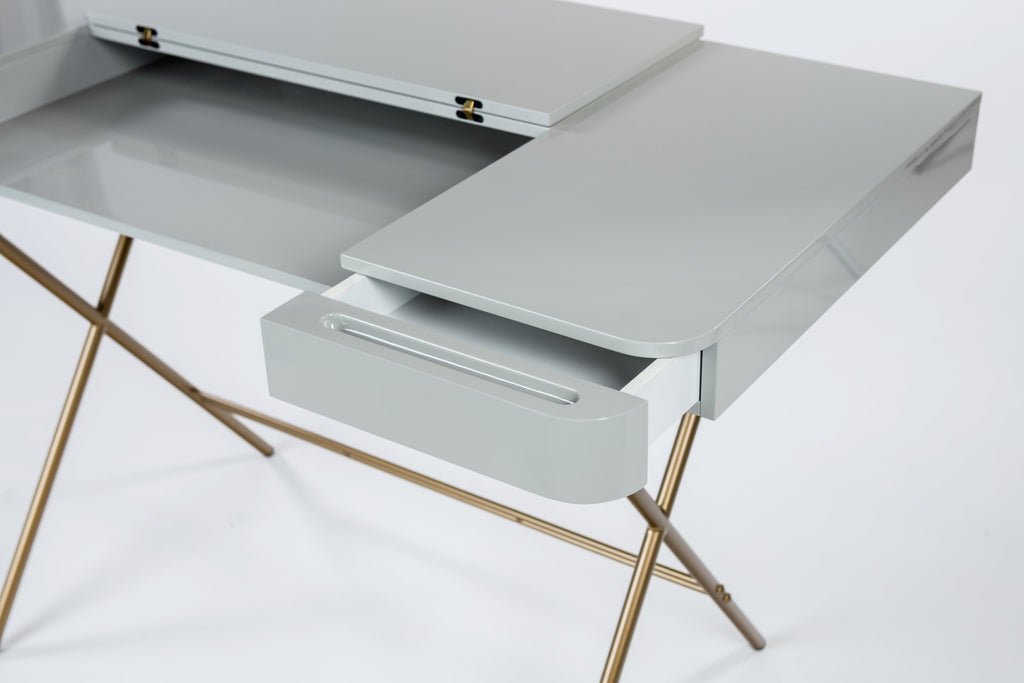 Tablette relevée et tiroir ouvert, bureau Cosimo laqué gris brillant, piètement doré
