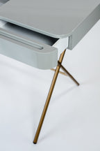 Détail du tiroir ouvert, bureau Cosimo laqué gris brillant, piètement doré