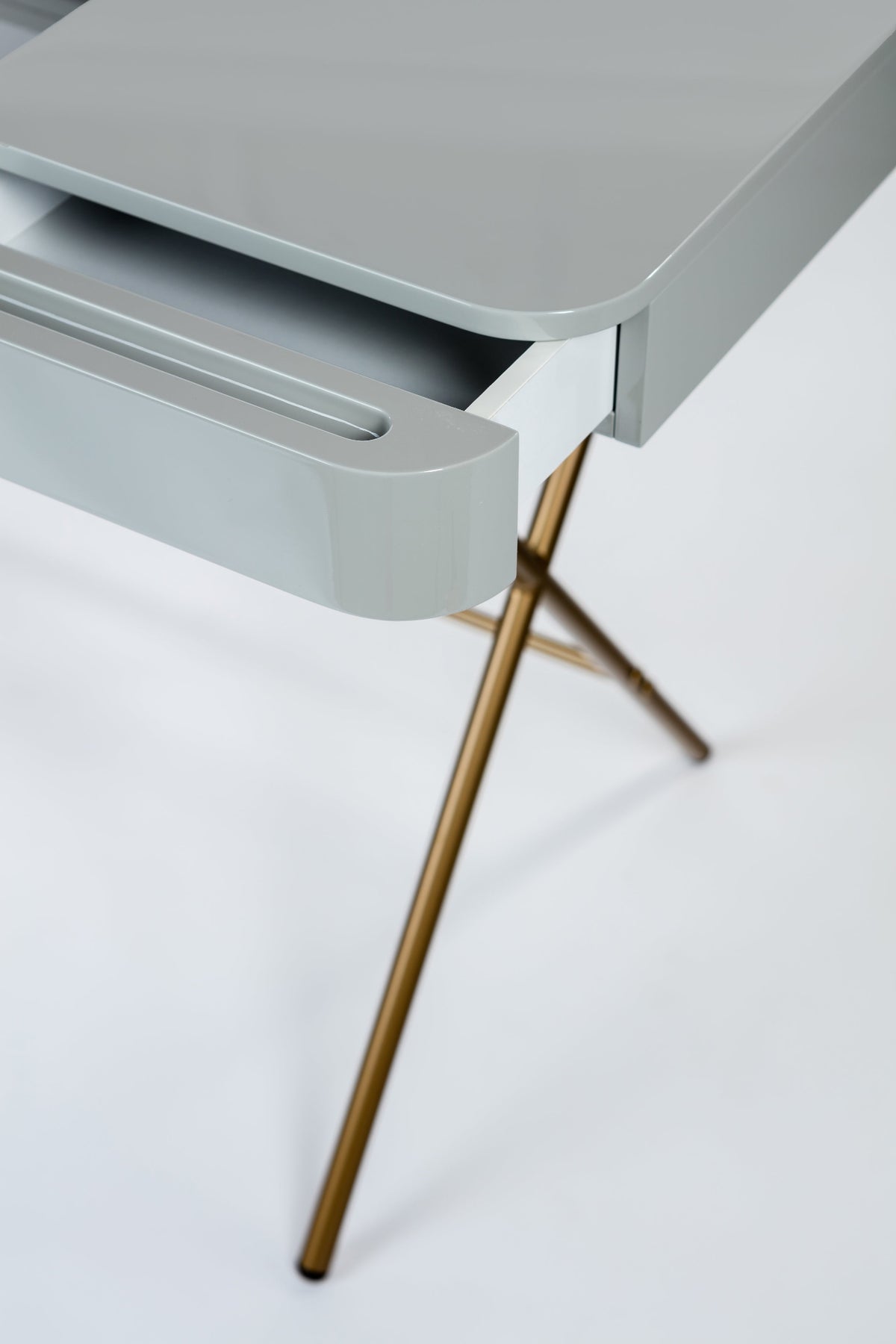 Détail du tiroir ouvert, bureau Cosimo laqué gris brillant, piètement doré