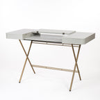 Bureau Cosimo laqué gris brillant, tablette ouverte, piètement doré, vue de trois quarts