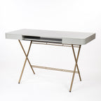 Bureau Cosimo laqué gris brillant, piètement doré, vue de trois quarts
