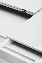 Détail de la tablette relevée et de sa charnière, bureau Cosimo laqué gris brillant