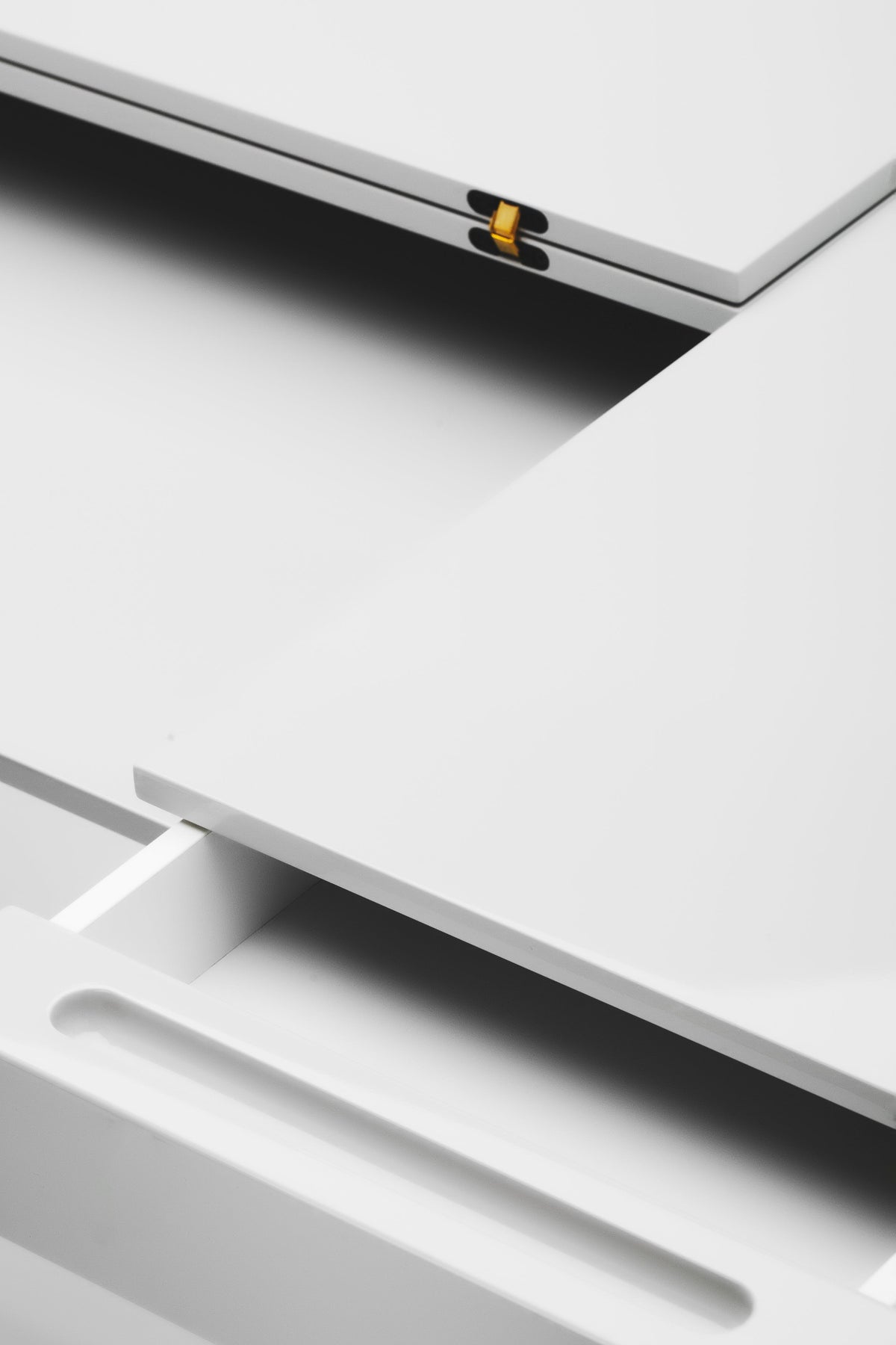 Détail de la tablette relevée et de sa charnière, bureau Cosimo laqué gris brillant