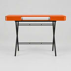 Bureau Cosimo laqué orange brillant, piètement bronze foncé mat, vue de face
