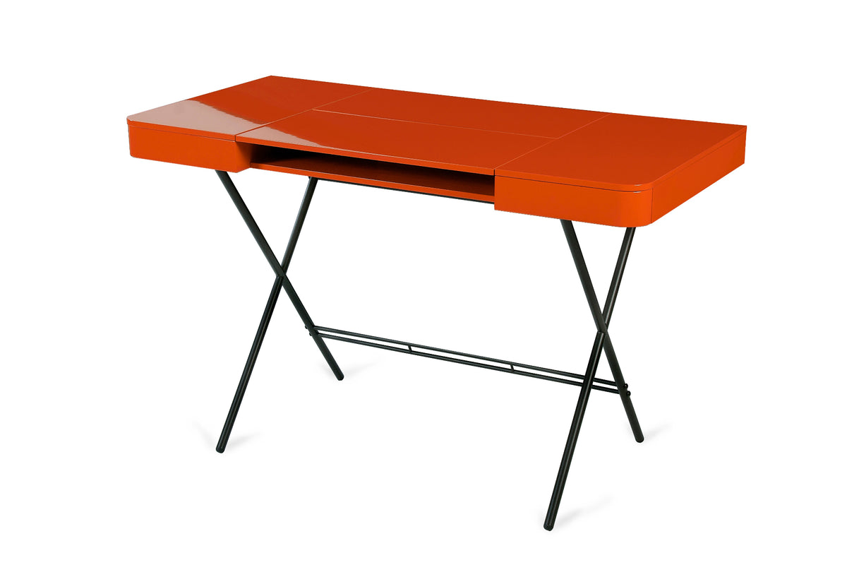 Bureau Cosimo laqué orange brillant, piètement bronze foncé mat, vue de trois quarts