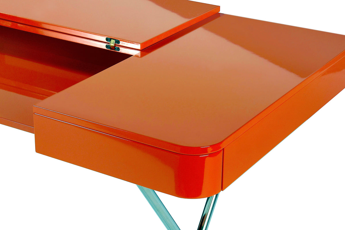 Détail de la tablette rabattable relevée, bureau Cosimo laqué orange brillant, piètement chromé