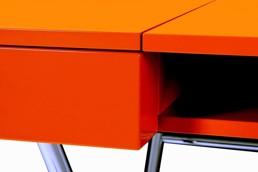 Détail du rangement sous la tablette, bureau Cosimo laqué orange brillant