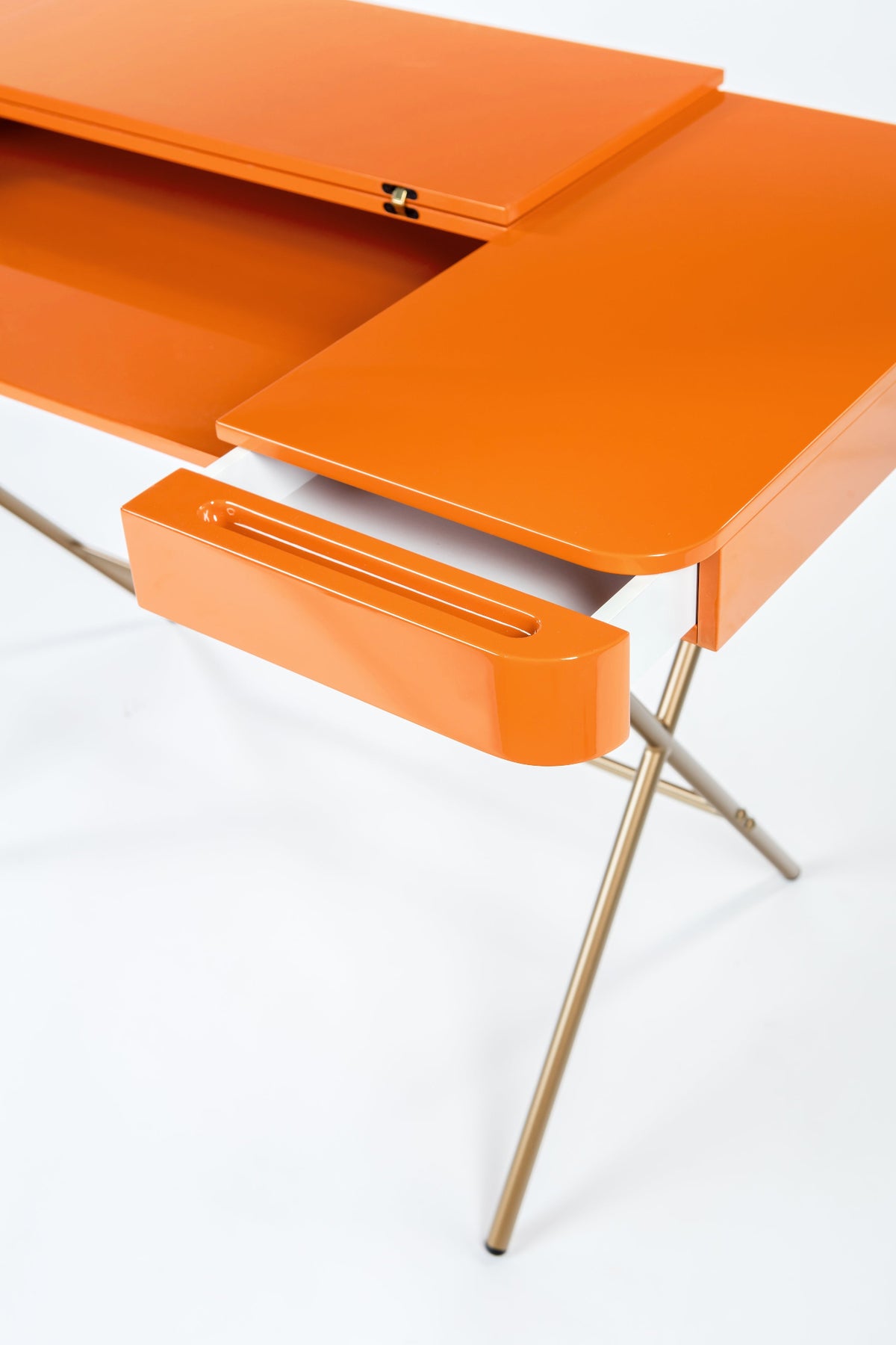 Tablette et tiroir ouverts, bureau Cosimo laqué orange brillant, piètement doré