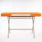 Bureau Cosimo laqué orange brillant, tablette ouverte, piètement doré, vue de face