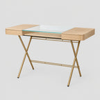 Bureau Cosimo verre et chêne clair naturel, piètement laqué doré, vue de trois quarts