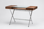 Bureau Cosimo verre et noyer canaletto, piètement chromé, vue de trois quarts