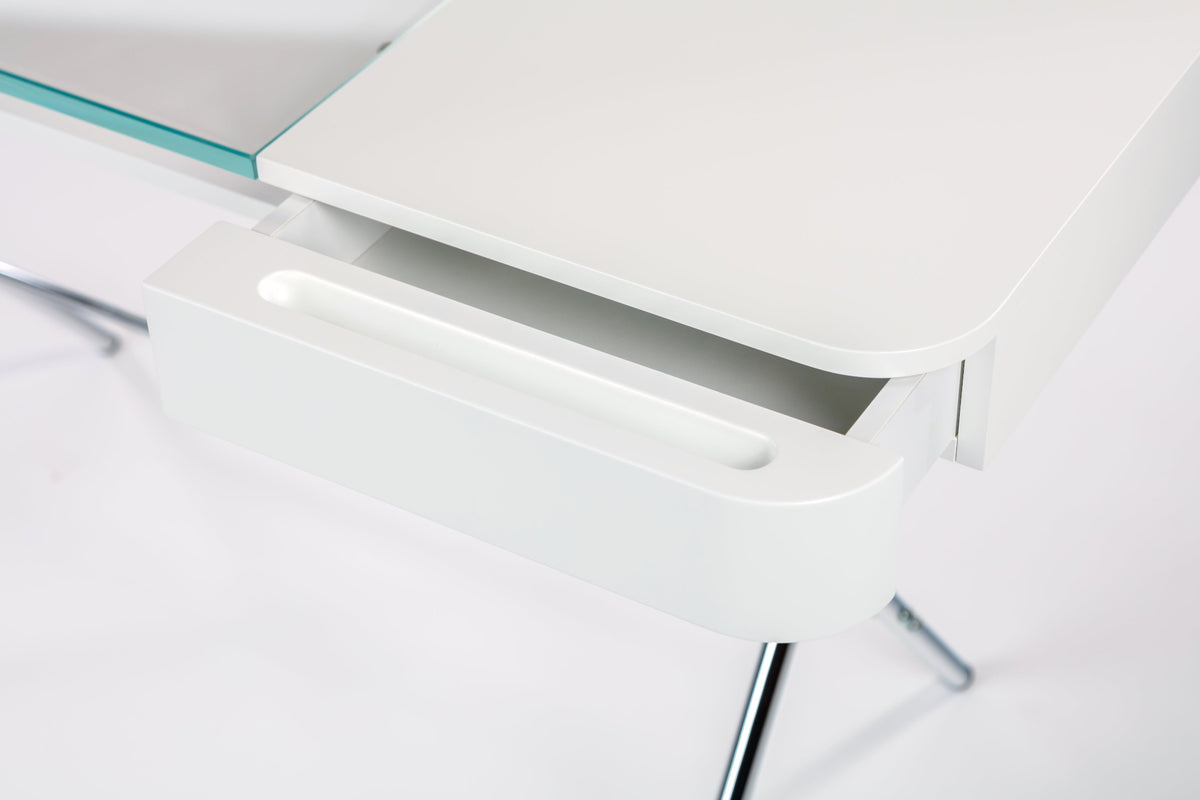 Tiroir ouvert et plateau en verre, bureau Cosimo verre et laqué blanc mat, piètement chromé