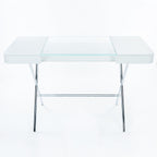 Vue plongeante sur le plateau en verre et le rangement traversant, bureau Cosimo verre et laqué blanc mat