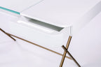 Tiroir ouvert et plateau en verre, bureau Cosimo laqué blanc mat, piètement laqué doré