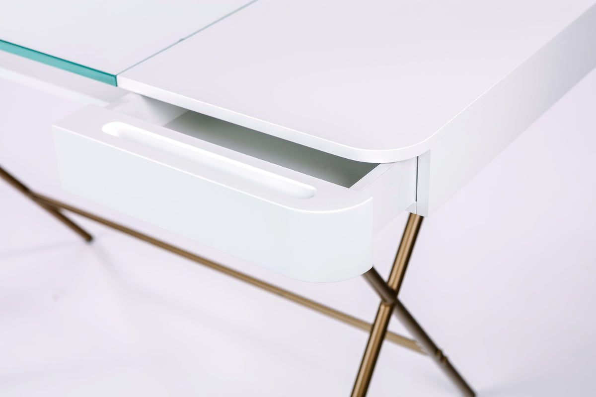 Tiroir ouvert et plateau en verre, bureau Cosimo laqué blanc mat, piètement laqué doré