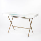 Bureau Cosimo verre et laqué blanc mat, piètement laqué doré, vue de trois quarts