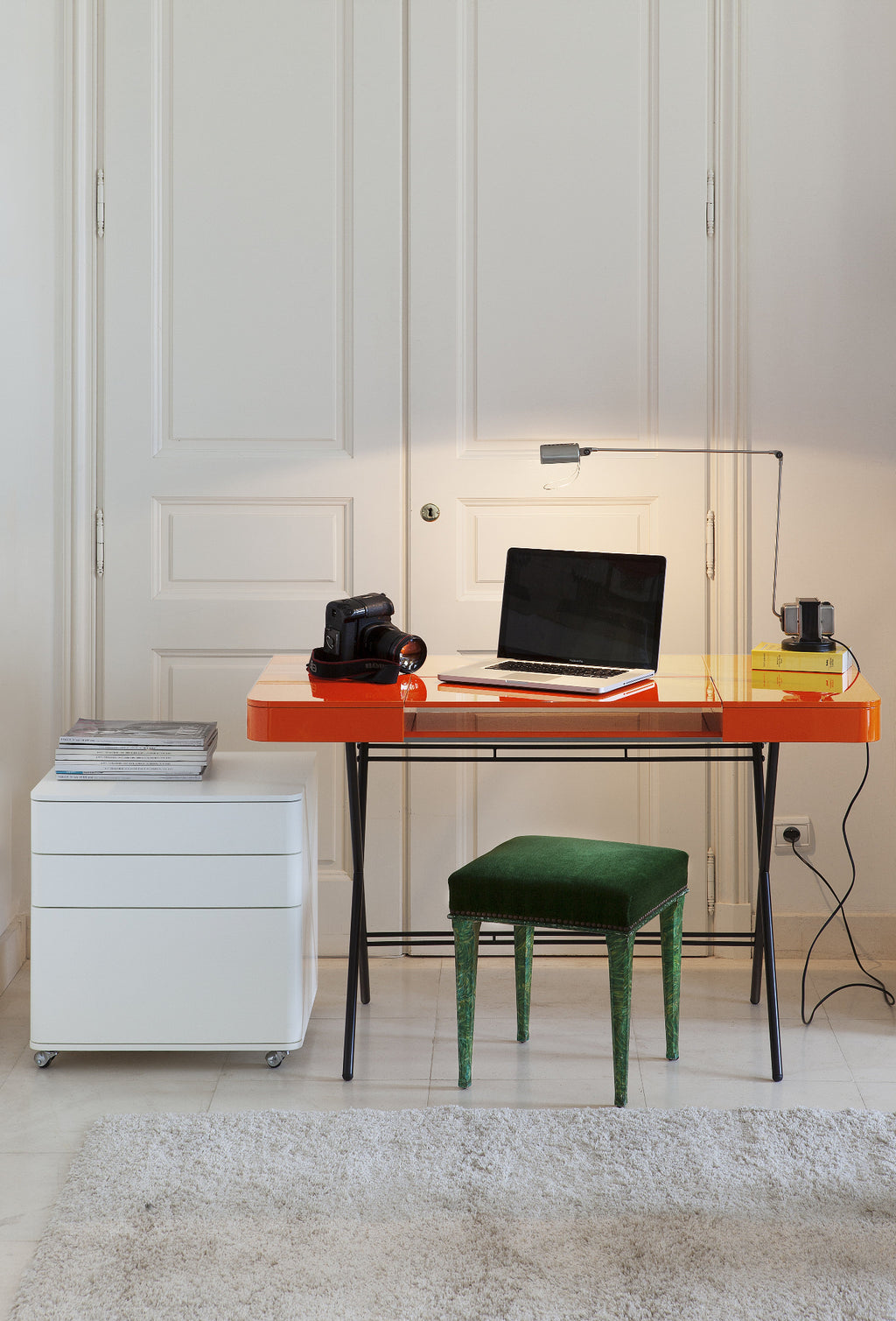 Bureau Cosimo laqué orange brillant et caisson Cosimo blanc, avec tabouret vert et lampe