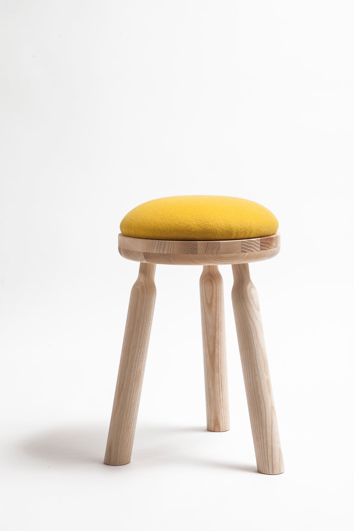 Tabouret Ninna | Frêne massif tourné et laine | Design Carlo Contin