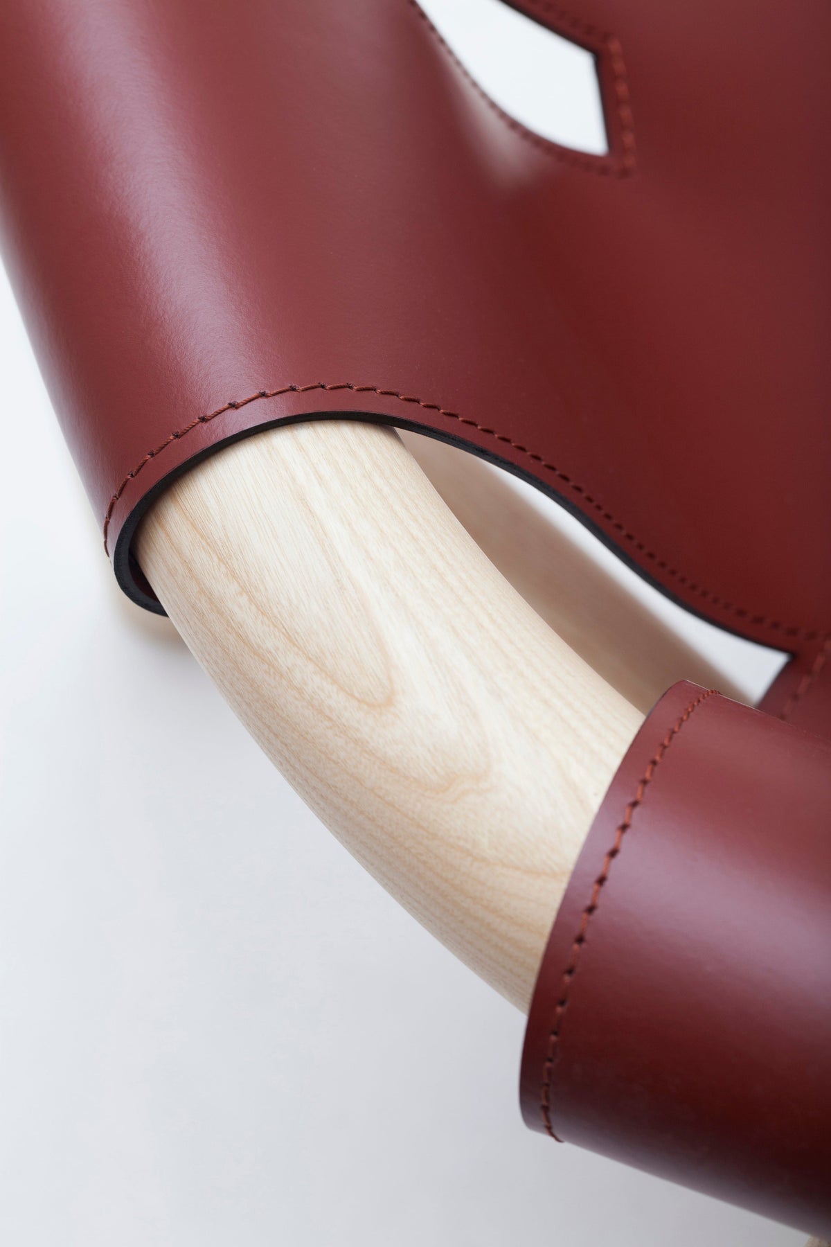 Fauteuil Ninna | Frêne massif tourné et Cuir | Design Carlo Contin